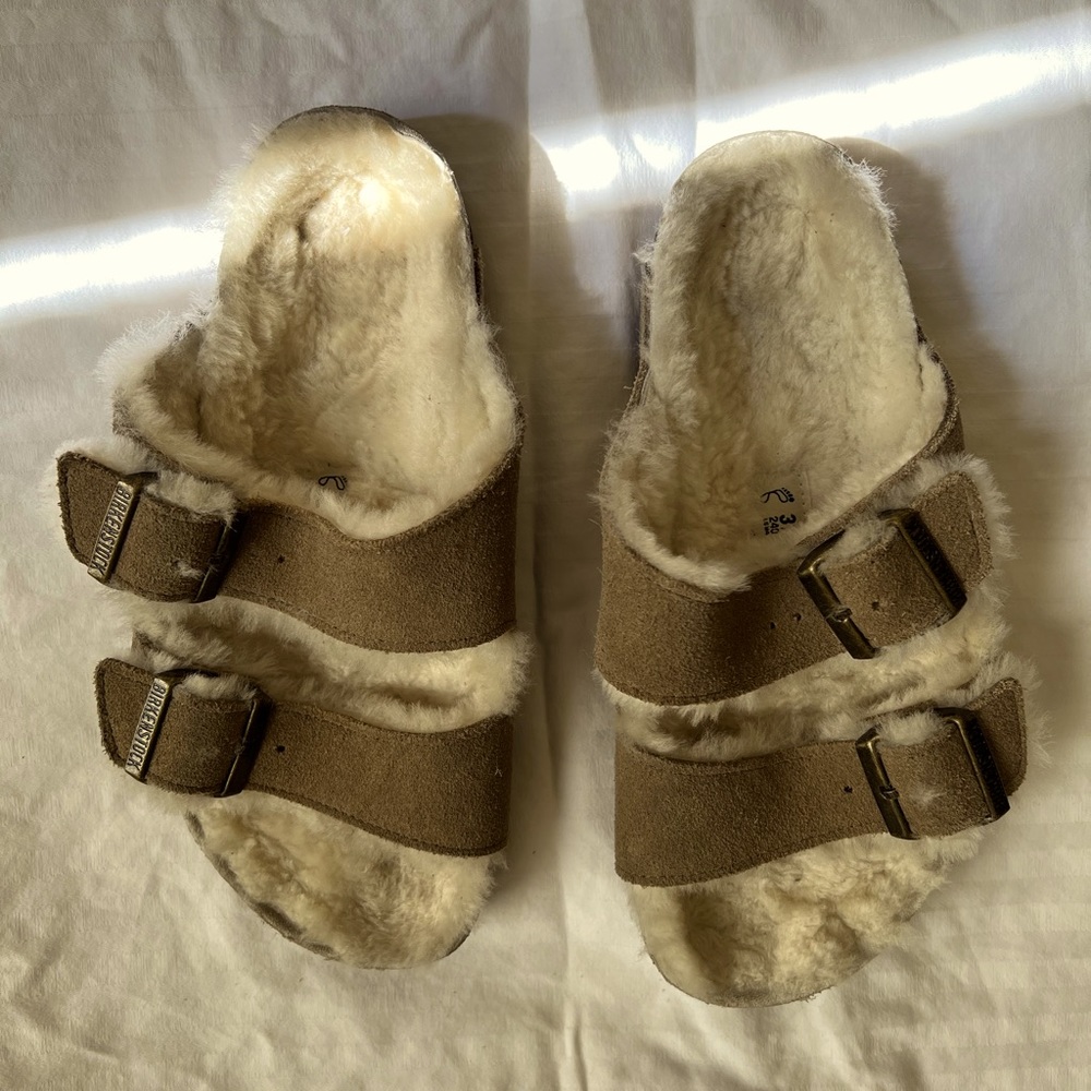 Tan original Arizona style Birkenstock with shearling lining in white size 7